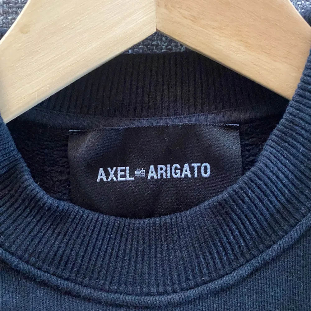 Säljer denna riktigt snygga crewneck tröjan från Axel Arigato. 100% bomull så den sitter riktigt skönt. Köpt från Axel Arigato men vill bara bli av med den. Storlek S men passar xs. Tröjor & Koftor.