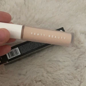 Hudprodukter och smink  - Mac fix/perp + matte - 200kr (SÅLD) Fenty beauty concealer - 200kr On the wild side cleansing oil - 280kr Båda för 400kr     Nypris på Fenty - 369kr  Nypris på cleansing oil - 425kr    Allt är oanvänt 