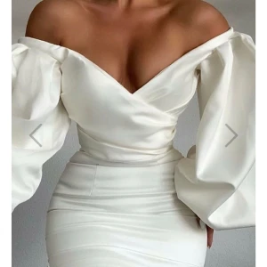 Vit klänning  - Säljer denna fina klänning köpt på DM, köptes för 1500kr säljer den för 1000. Endast använd i några timmar på min student mottagning. Pris kan diskuteras vid snabba affärer 