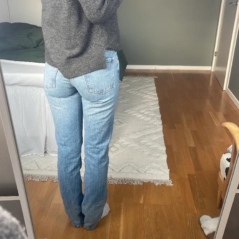 Midrise jeans - zara - storlek 36 - jag är 170. Jeans & Byxor.