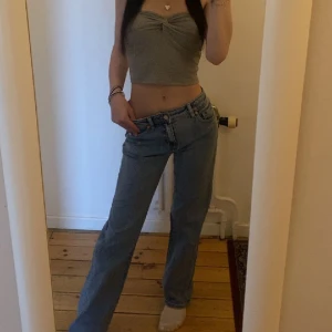 Jeans mid waist - Mid Waist Jeans - Dina Mid Blue storlek 32-regular från madlady.se. Nyskick använda 2 gånger. Nypris 749 säljer för 600kr. köpare står för frakt pris kan diskuteras. Kontakta mig vid intresse. 