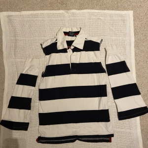 Randig tröja  - Tröja med armvärmare, ser lite ut som miku. Omsydd av mig.