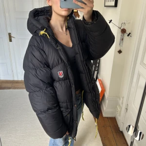 Fjällräven jacka - Fjällräven dunjacka i toppskick med undantag för ett litet märke som syns på sista bilden. Vet inte om det är dam eller herr modell