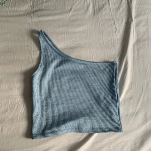 Topp - Säljer denna superfina topp från Gina tricot. Superfin eftersom att det bara är en ärm. Använt ett par fåtal gånger så i princip ny. Super stretchig och skön. 