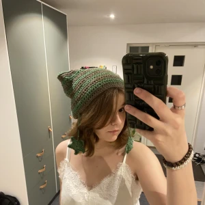 Grön Kattmössa med stjärnor - Kattmössa virkad av mig med hängande stjärnor💕