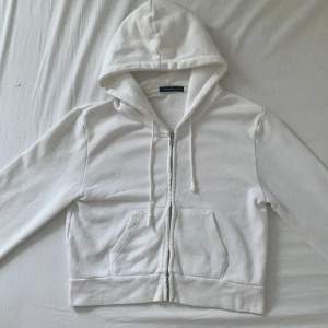 Jättefin vit hoodie från Brandy Melville, står ingen storlek men passar på xs-s. Skriv om du har frågor.
