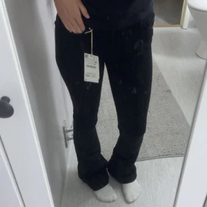 Zara jeans  - Säljer mina svarta bootcut jeans från Zara då dom är för långa för mig, jag är 1,66. Prislappen kvar så dom är helt oanvända 🩷