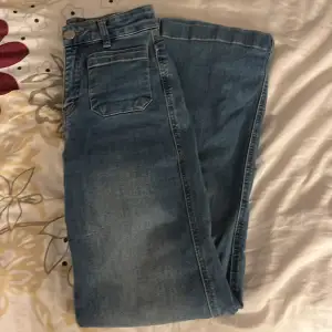 Ett par raka jeans köpta på Kappahl. Köptes för ca 1 år sedan men inte kommer mycket till användning då jag inte riktigt gillade de. Jag är 170 som referens! 