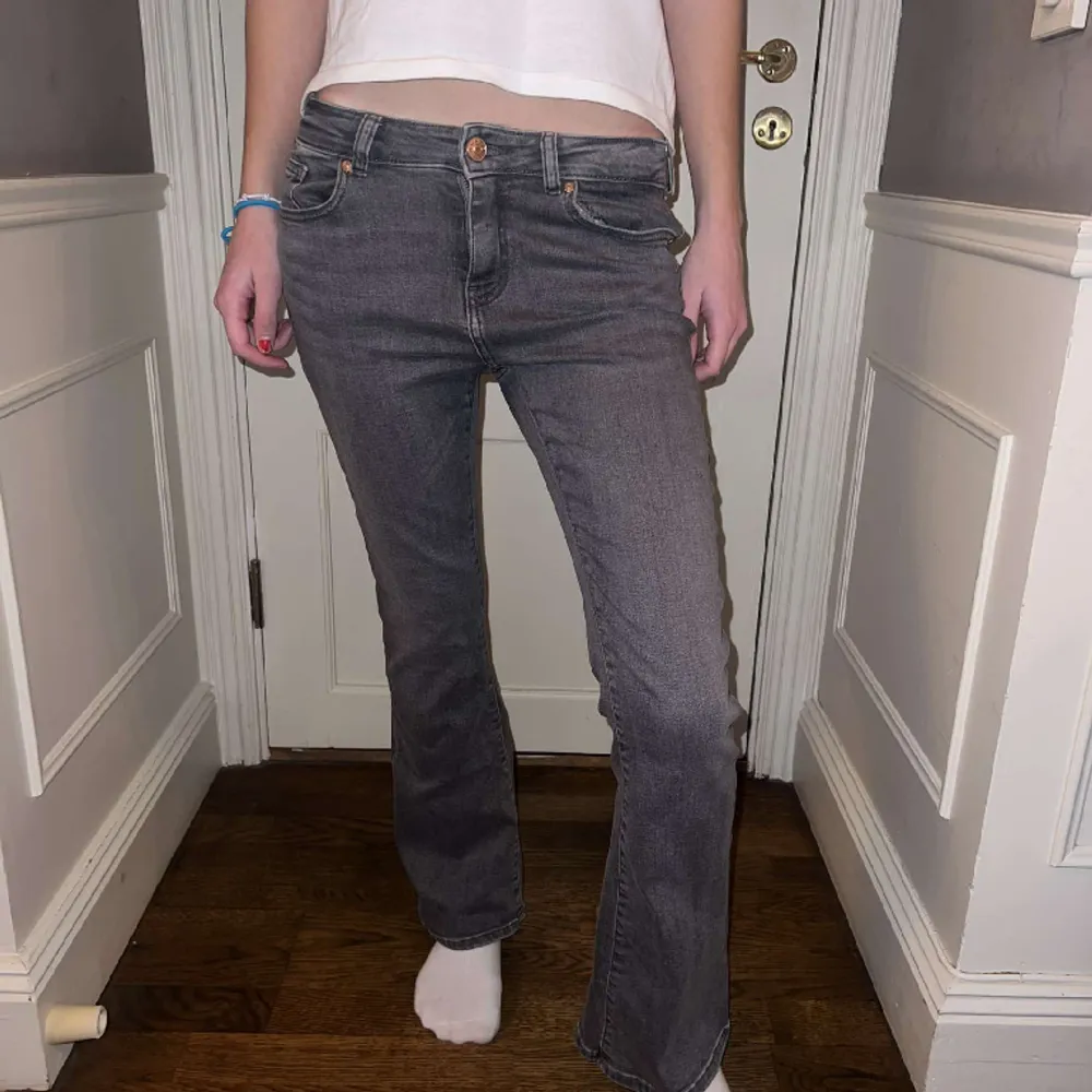 Säljer dessa gråa bootcut jeans från petite only. Använda fåtal gånger så i nyskick🪷Jag är ca 1,68 och de är lite korta på mig så skulle nog passa någon som är lite kortare än jag.. Jeans & Byxor.