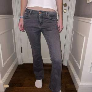 Säljer dessa gråa bootcut jeans från petite only. Använda fåtal gånger så i nyskick🪷Jag är ca 1,68 och de är lite korta på mig så skulle nog passa någon som är lite kortare än jag.
