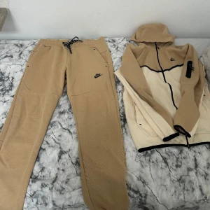 Nike Tech Fleece Tracksuit - En helt ny tvärskön nike tech! Tröjan för 900, hela setet för 1300. Tröjan är storlek M och byxorna är XL barnstorlek dvs ungefär M, men kan skicka bild med måttband om det behövs. Hör av er vid intresse 😀