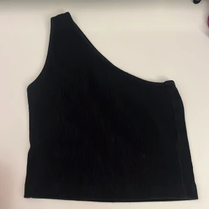 Svart topp - Svart topp som är för liten för mig!