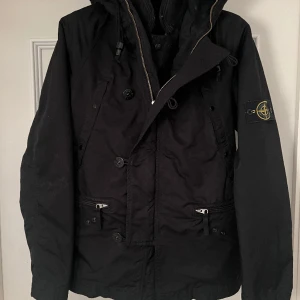 Stone Island jacka svart M - Svart vinter/höstjacka från Stone Island. Sparsamt använt, något noppig på insidan av fodret. Storlek M men är liten i storleken.