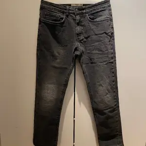 Jättefina mörkgrå jeans, märke Rebel, storlek 28/30. I mycket fint skick. 