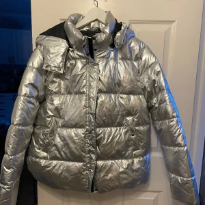 Jacka - Snygg silvrig jacka Aldrig använd! 