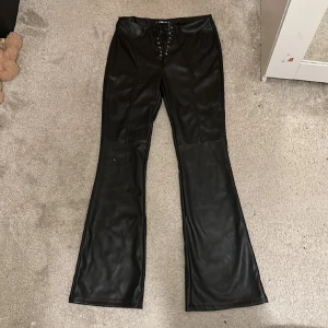 Leather flare  - Snyggt leather flare byxor från new yorker som är aldrig använt. 