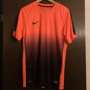 t-shirt ! - TRYCK EJ PÅ KÖP NU träningströja från Nike, knappt använd. strl M.