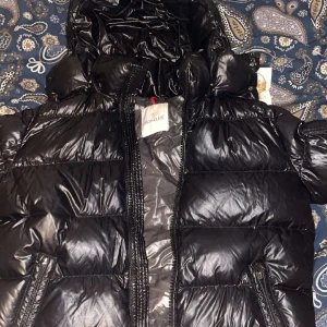 moncler maya jacka strl 2 = M - Säljer en moncler maya i strl 2 vilket motsvarar strl M. Den är använd och har ett litet hål men annars är de ingenting annat. Perfekt julklapp till dig eller någon annan. Pris 4000 men de kan diskuteras.   Skicka ett meddelande om du är intresserad 
