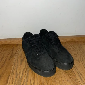 Svarta Axel Arigato - Svarta Axel Arigato använda ett fåtal gånger mycket bra skick. Model platform sneaker, Storlek 39.