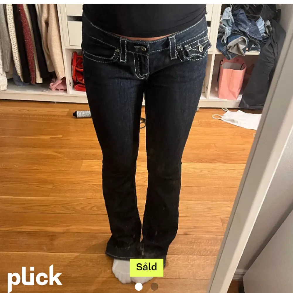Lånade bilder! Säljer vidare dessa low waisted bootcut truereligon jeans som jag köpt här på Plick då de inte passade mej! Som nyskick det är bara att fråga om mått💓. Jeans & Byxor.