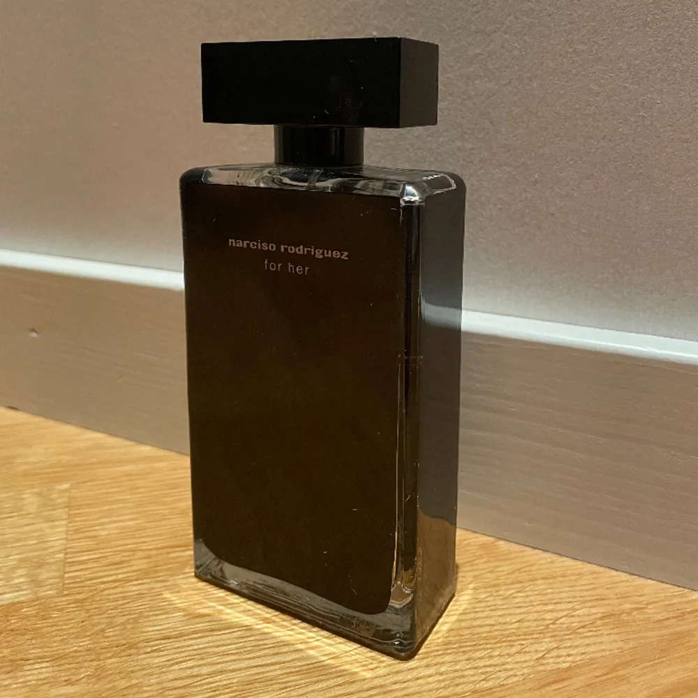 Säljer denna orginal narciso rodriguez for her parfymen, använd till sträcket på 2a bilden. Kartong medföljer ej.  100ml  Har haft parfymen i ca 10 år, men den doftar gott!. Övrigt.