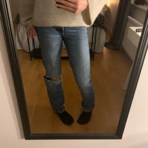 Zara jeans - Säljer nu dessa snygga mid waist jeans från zara med ett hål på ena knät💕mycket fina jeans men som fortfarande är använda, men hålet har prickigt lite vilket har gjort hålet lite större🫶🏻inte så stretchiga, skriv vid frågor eller funderingar!! 