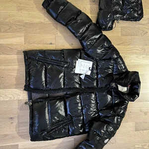 Moncler maya jacka - Säljer moncler maya vinterjacka, den är inte använd mycket och säljer billigt för haft den 2 vintrar men somsagt ej använt den mycket. Hör av dig för mer information och pris kan diskuteras