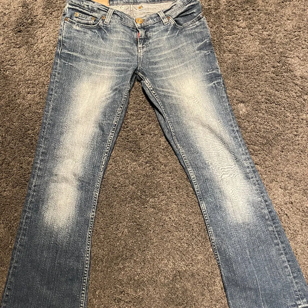 Lågmidjade bootcut jeans,från river island. Jätte snygga och i bra skick. Midja 39,5 cm, benlängd 93 cm från grenen 75 cm💗. Jeans & Byxor.