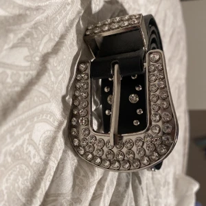 bb belt - As snyggt bb belyst med rhinestones!! Alla diamanter kvar, varsamt använt och är helt defekt fri!! Hör av er vid intresse❤️PRIS ÄR DISKUTERBART
