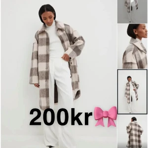 Beige rutig höst Jacka - Denna NA-KD liknande rutiga beiga Höst Jackan! Den är i tjockt material perfekt till hösten ⭐️🫶🏻 Aldrig använd!