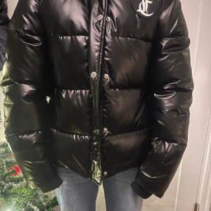 juicy couture Jack  - Säljer den åt min syster  Hon tycker att den är för stor säljer för bra pris 