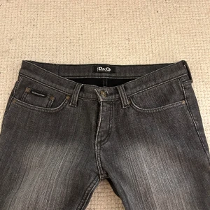 Lågmidjad DolceGabbana jeans - Super snygga Midjemått: 82cm Innerbenslängd: 80cm 