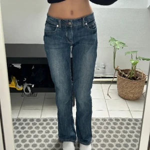 lowwaisted jeans - Säljer nu dessa så snygga lågmidjade jeans! De är perfekta men tyvärr för stora i midjan på mig.. Bootcut i fin blå färg. Storlek Xs-S. De är långa på mig som är ca 170. Hör av er vid frågor eller för fler bilder🥰