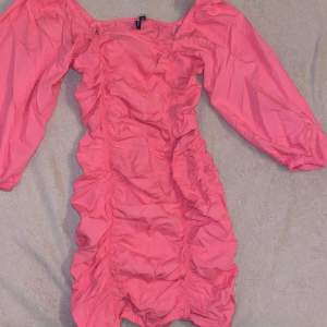 Super fin rosa klänning från Vero Moda, lite skrynklig i modellen med fina detaljer. Aldrig använd endast testad, men kommer inte till användning hos mig. Köpt den för 599kr och säljer för 280kr, men pris kan alltid diskuteras<3 (köparen står för frakt) 