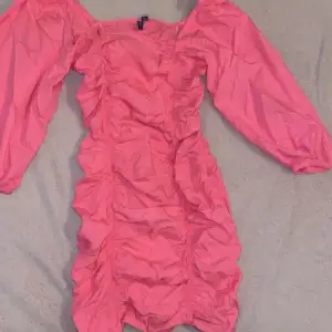 Super fin rosa klänning från Vero Moda, lite skrynklig i modellen med fina detaljer. Aldrig använd endast testad, men kommer inte till användning hos mig. Köpt den för 599kr och säljer för 280kr, men pris kan alltid diskuteras<3 (köparen står för frakt) 