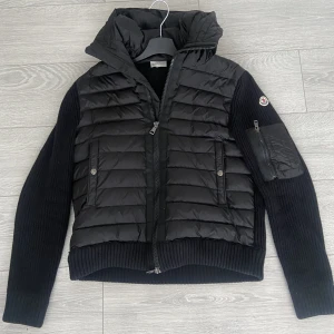 Moncler Cardigan  - Säljer nu min sjukt bekväma moncler cardigan då hösten är över. Nfc tag finns på den och den är storlek S. Kontakta mig i PM vid fler frågor!