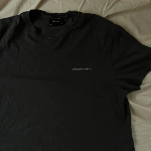 Axel Arigato T-shirt - Säljer min Axel Arigato t-shirt. Mörkgrå. Knappt använd och jättebra skick!