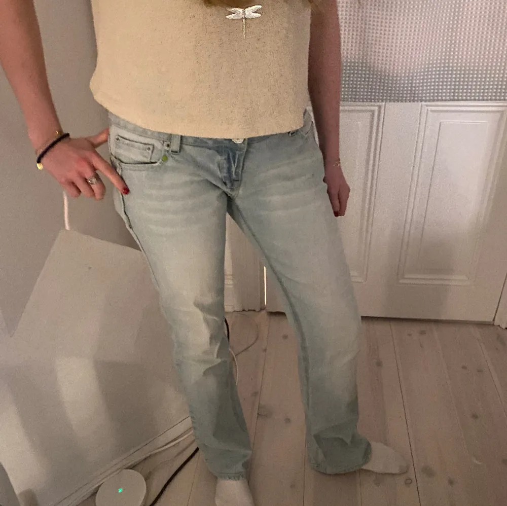 Säljer dessa sååå snygga vintage jeans som jag köpte i second hand i Paris!! Så himla snygga! Storlek S/M. Skriv privat för mått osv💗. Jeans & Byxor.