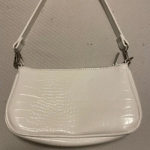 vit väska - snygg liten väska som passar till alla outfits! säljer då jag använder guld och denna har silver💗