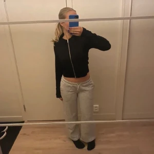 Gråa Mjukisbyxor  - Gråa Mjukisbyxor som är nästan helt oanvända, jättefina och mjuka byxor som passar till allt och är normal i storleken. Är 162 cm och har vanligtvis 34,36 i byxor. 💓