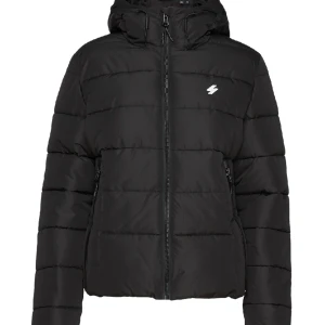 Svart jacka superdry - Hej! Säljer denna jackan från superdry i ett bra skick. Köpte den förra året, så den är hyfsat ny. Priset går att diskutera!🫶💗