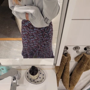 Långkjol med volang - Blå/lila/svart långkjol med volang , dragkedja i sidan 