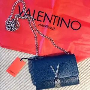 Väska från Valentino Handbags i nyskick med tags och dustbag. 