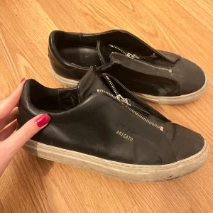 Arigato skor  - Säljer mina fina sneakers från arigato. Rätt så använda, men i bra skick💕  Tänkte tvätta dom vid sulan innan jag säljer så de blir lite finare☺️ Kan gå ner i pris vid snabb affär !!