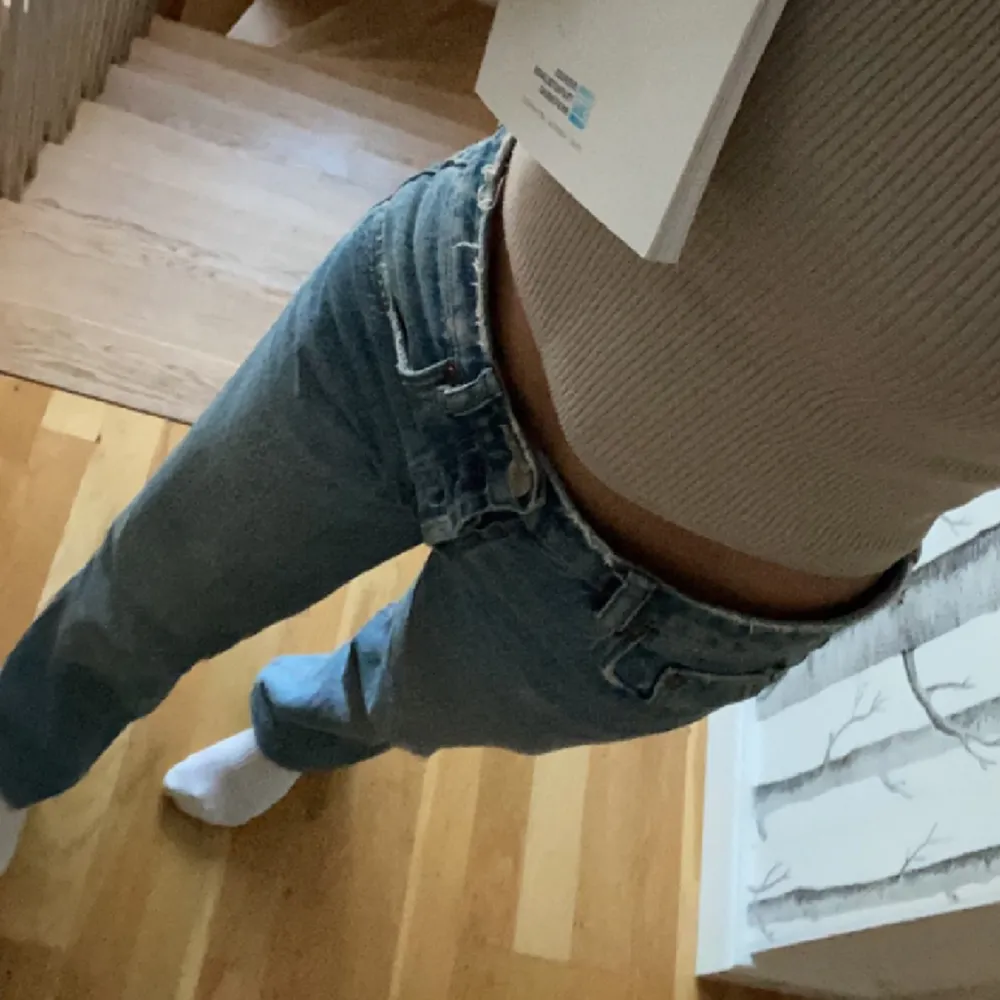 Säljer mina Lågmidjade raka jeans från zara som inte längre används, byxorna är som nya så i väldigt bra skick 🩷. Jeans & Byxor.