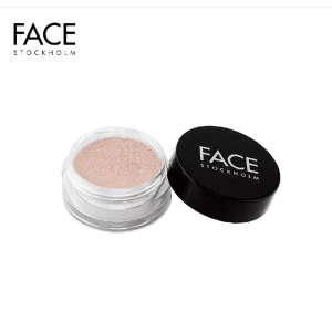 Eyeshadow - Säljer en superfin loose shimmer powder från face stockholm som används som eyeshadow eller highlighter eller kan blandas med foundation osv🤍Dne är helt ny och ej använd🤍den är färgen eye dust reality, orginalpris: 185kr, säljer för 45kr