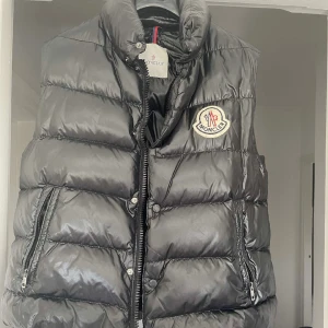 Moncler tib - Storlek 4  Fint skick 