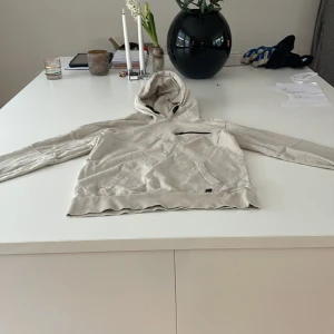 Hoodie - En Hoodie som är ganska Andvend.I storlek 158-164.  men som är i bra skick. Frakt Tillkommer FRAKT TILLKOMMER