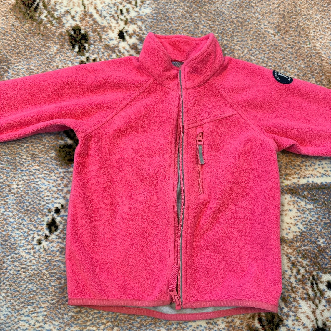 En rosa fliströja från Polorno o pyret