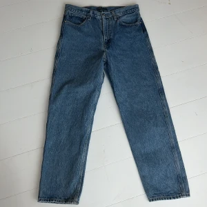 Levis ”Column Pant” - Snygga momjeans. Levis. Fin blå tvätt. Skön modell med hög midja.  St 28/27. Som nya. Knappt använda pga för stor storlek. 